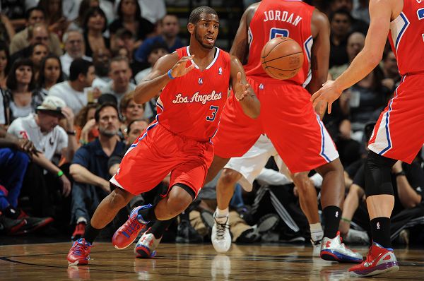 “NBA球员参与慈善比赛，支持社会弱势群体”.